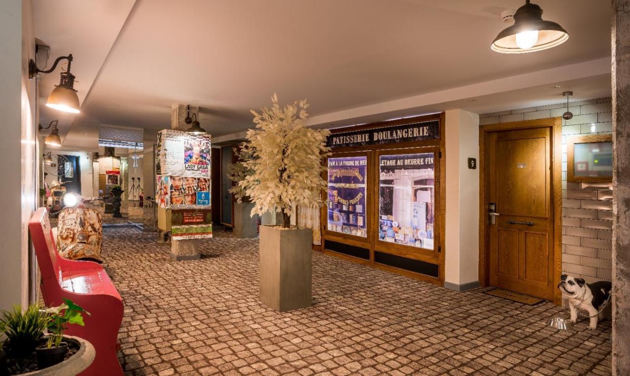 Embassy Khách sạn 3*
